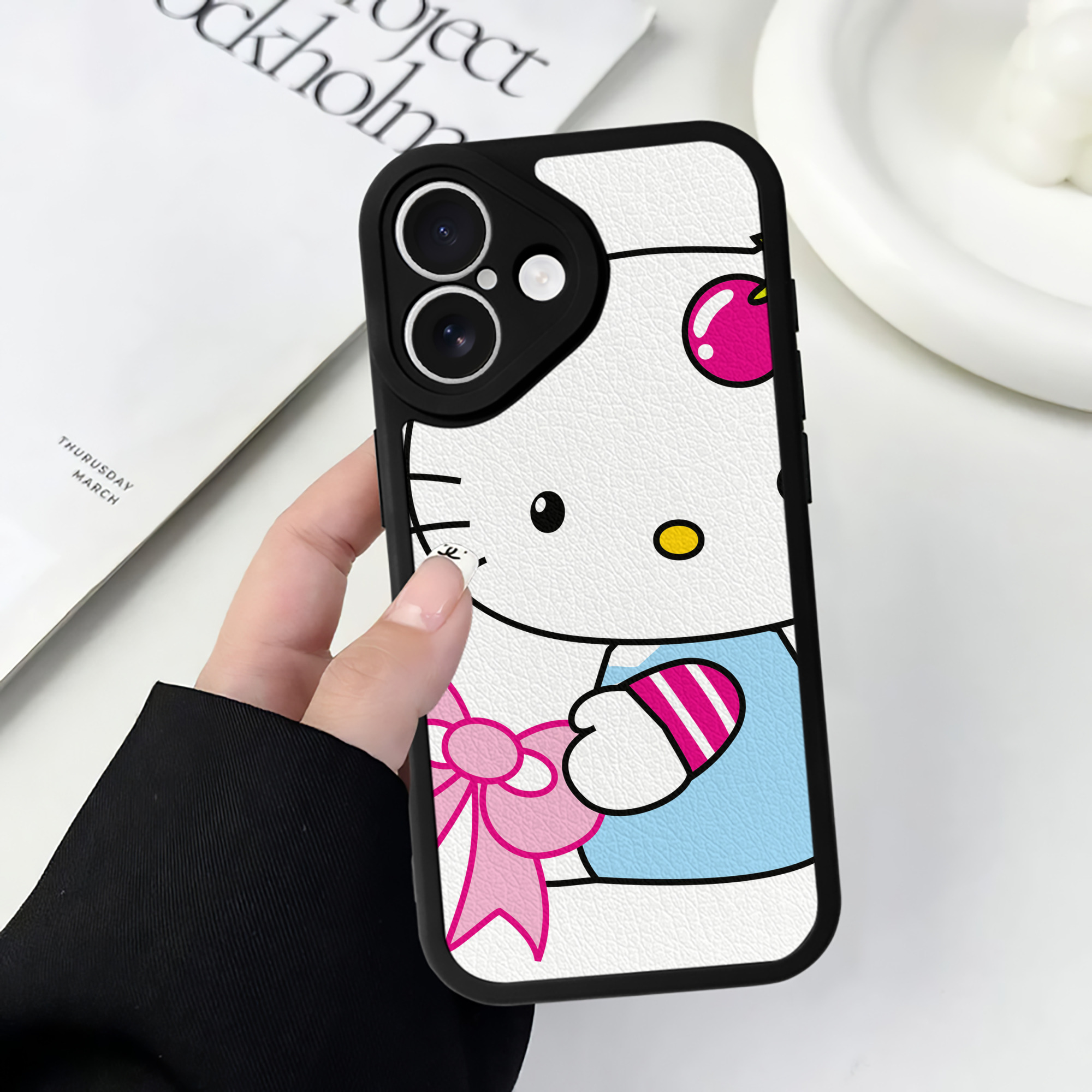 （画像用） Hello Kitty ハローキティ 【iPhone 16シリーズ対応】シリコンスマホケース（レザー調） 材質：シリコン